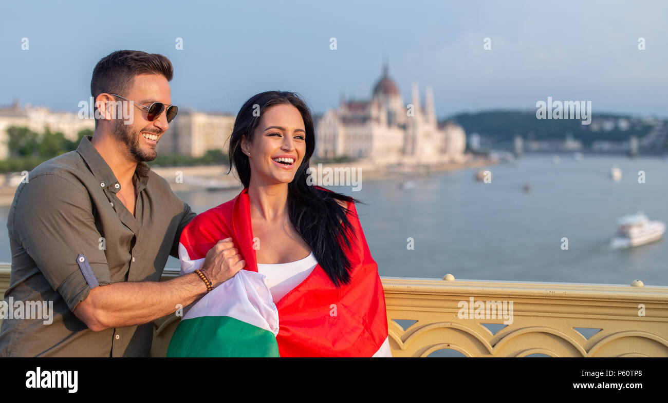 Mann die Frau mit der ungarischen Fahne an Budapest, lachen Paar, Ungarn Stockfoto
