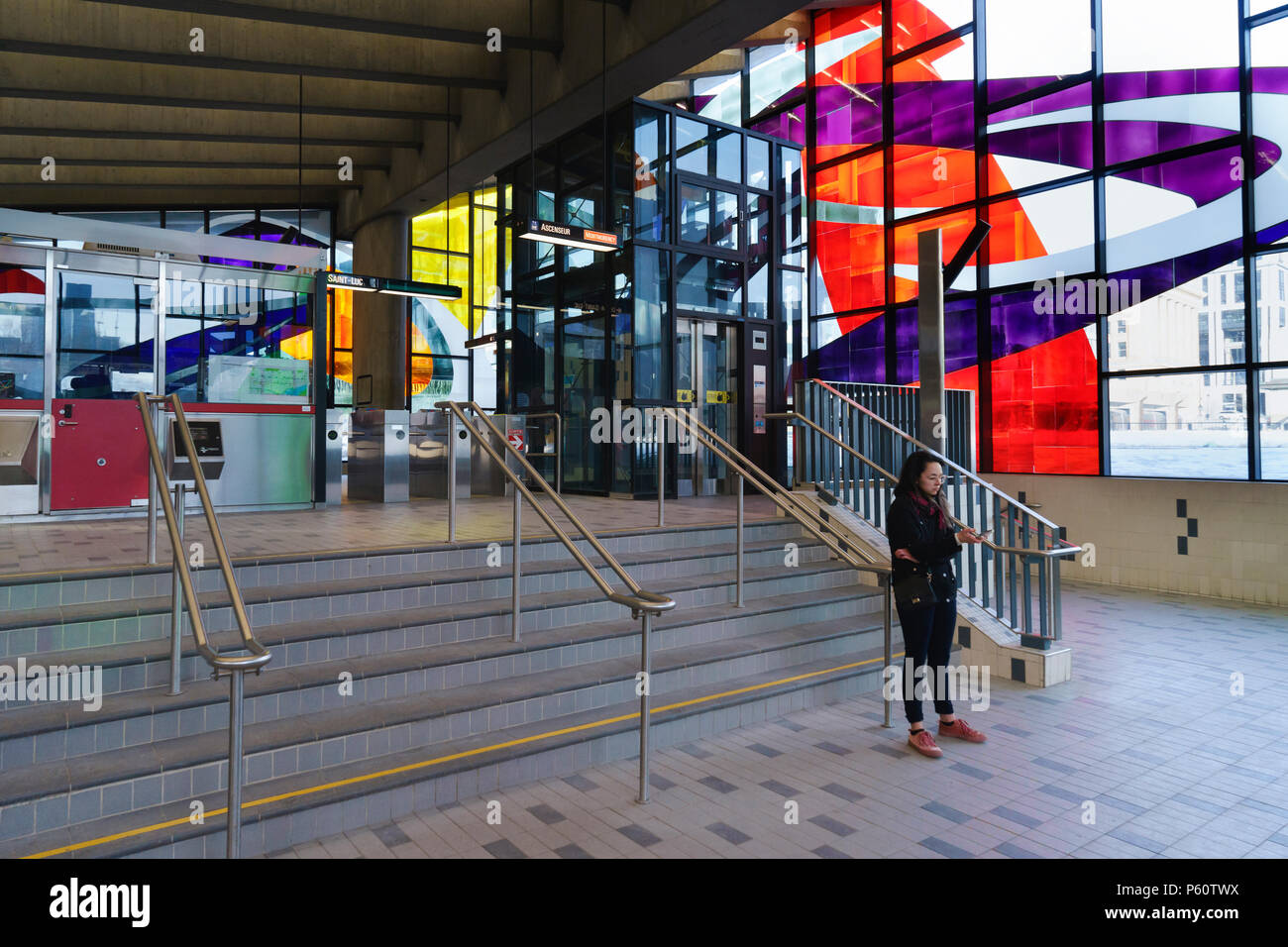 Junge Frau consulting Ihr Handy in Champ-de-Mars Metro Station, Montreal, Provinz Quebec, Kanada. Stockfoto