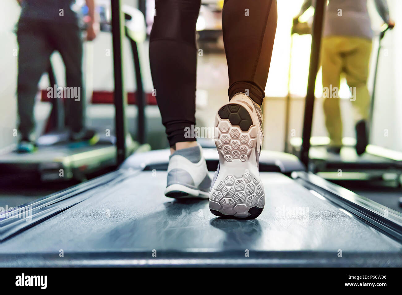 Übung Laufband cardio Workout im Fitnessraum der Frau Gewicht unter Verlust mit Machine Aerobic für schlanke und Feste gesund am Morgen läuft. co Stockfoto