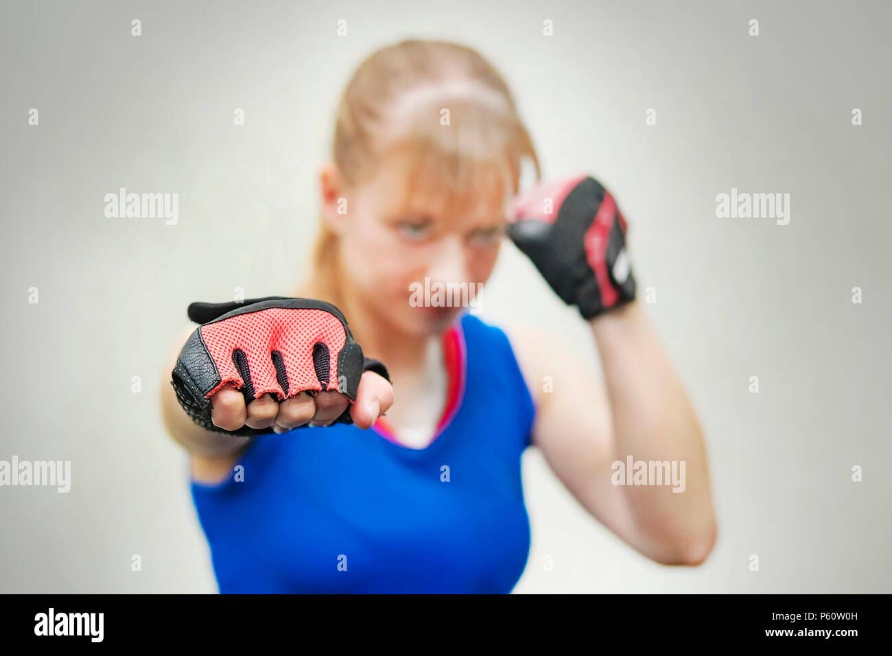 Ein studio Shot von schönen Fitness Frau training Boxen oder funktionelle  Übung. Das Mädchen zeigt die Faust. Training Nahkampf. Women's Kampf ohne  Regeln Stockfotografie - Alamy