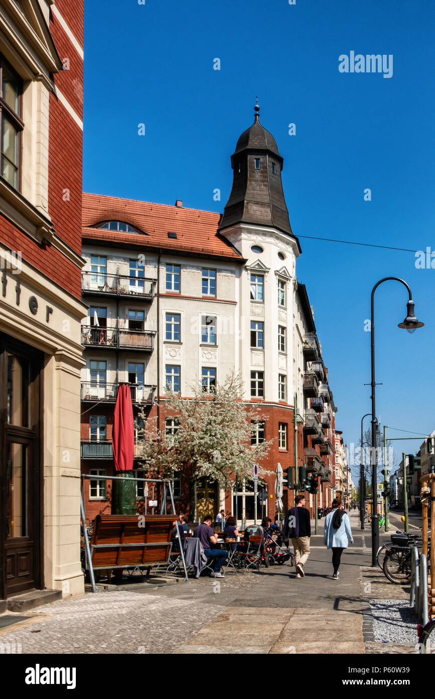 Berlin Prenzlauer Berg, Street View im Frühjahr mit alten Giebelhäuser Apartment Gebäude und Blüten auf Bäume Stockfoto