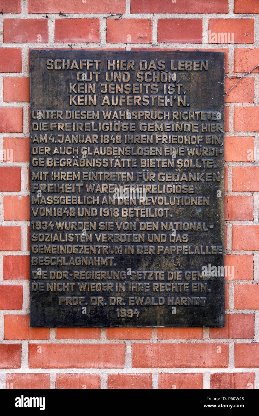 Berlin Prenzlauer Berg, Pappelallee Freidhof, Friedhof Park ist eine börsennotierte geschlossene Friedhof. Der ehemalige Friedhof mit restaurierten Gräber zu einem öffentlichen Park Stockfoto