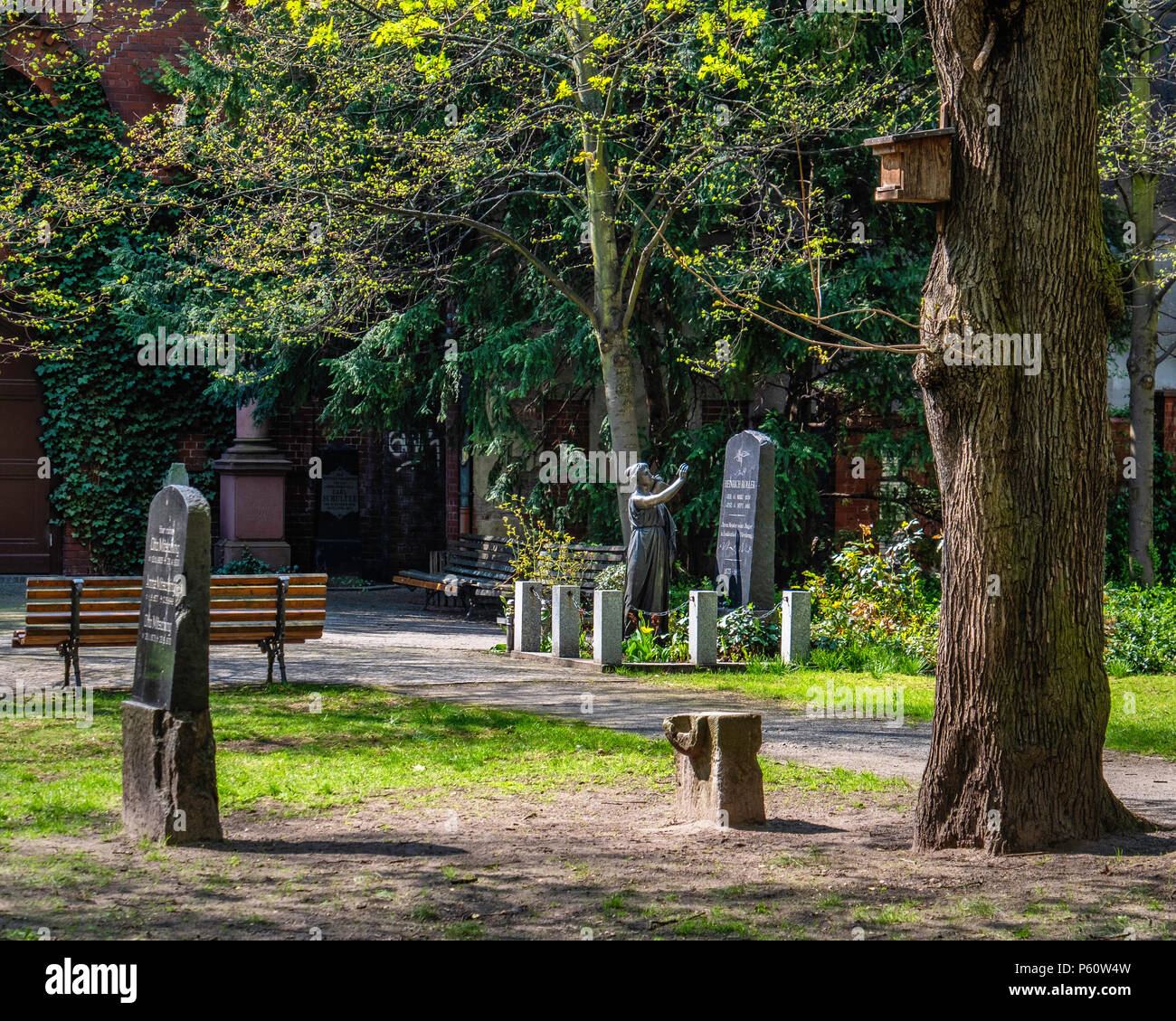 Berlin Prenzlauer Berg, Pappelallee Freidhof, Friedhof Park ist eine börsennotierte geschlossene Friedhof. Der ehemalige Friedhof mit restaurierten Gräber zu einem öffentlichen Park Stockfoto