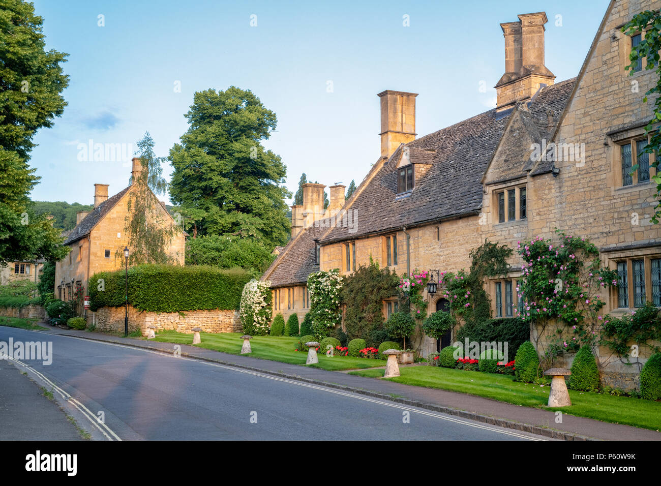 Cotswold Stone House im Sommer. Broadway Cotswolds, Worcestershire, England Stockfoto