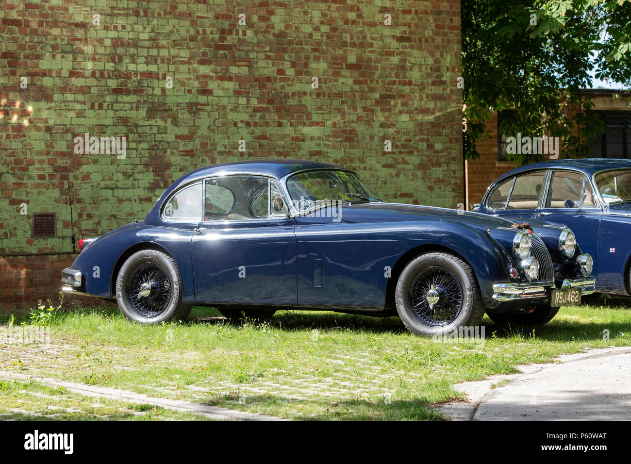 1959 Jaguar XK im Bicester Heritage Center. Oxfordshire, England Stockfoto