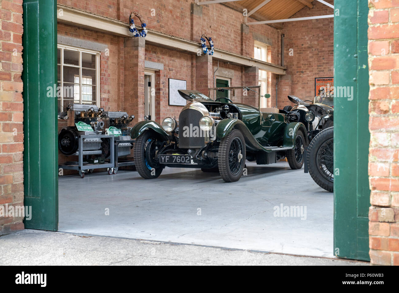 Vintage Bentley Restaurierungswerkstatt im Bicester Heritage Center. Oxfordshire, England Stockfoto