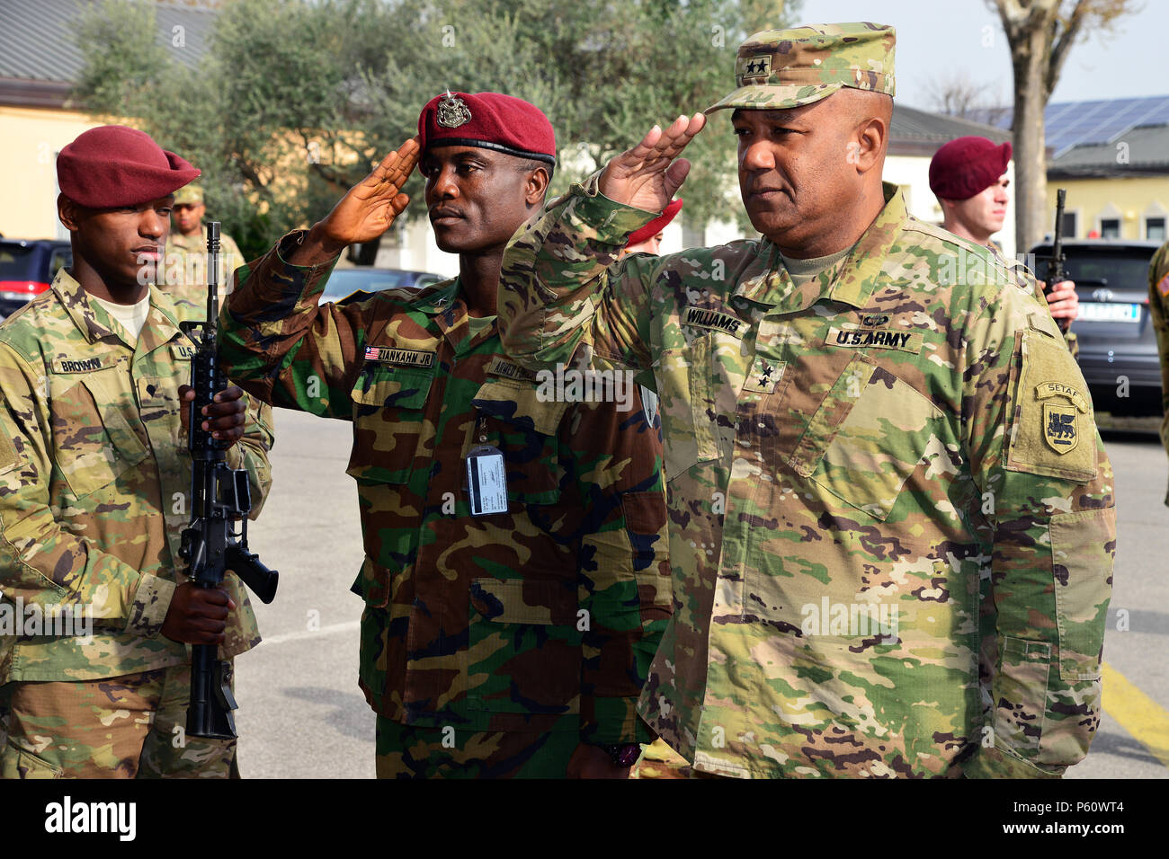 Generalmajor Darryl A. Williams (rechts), U.S. Army Afrika kommandierenden General und Brig. Gen. Daniel Dee Ziankahn (links), Stabschef der Streitkräfte von Liberia, begrüßt werden während der Wiedergabe des Liberianischen und US-Nationalhymnen bei einem Besuch in Caserma Ederle in Vicenza, Italien, 5. April 2016. Dieser Besuch ist eine willkommene Gelegenheit, die bilateralen Beziehungen zu verbessern; die Zusammenarbeit zu erweitern und die Kapazität für das Personal in gemeinsamen Aktionen beteiligt. (Foto durch visuelle Informationen Spezialist Paolo Bovo/Release) Stockfoto