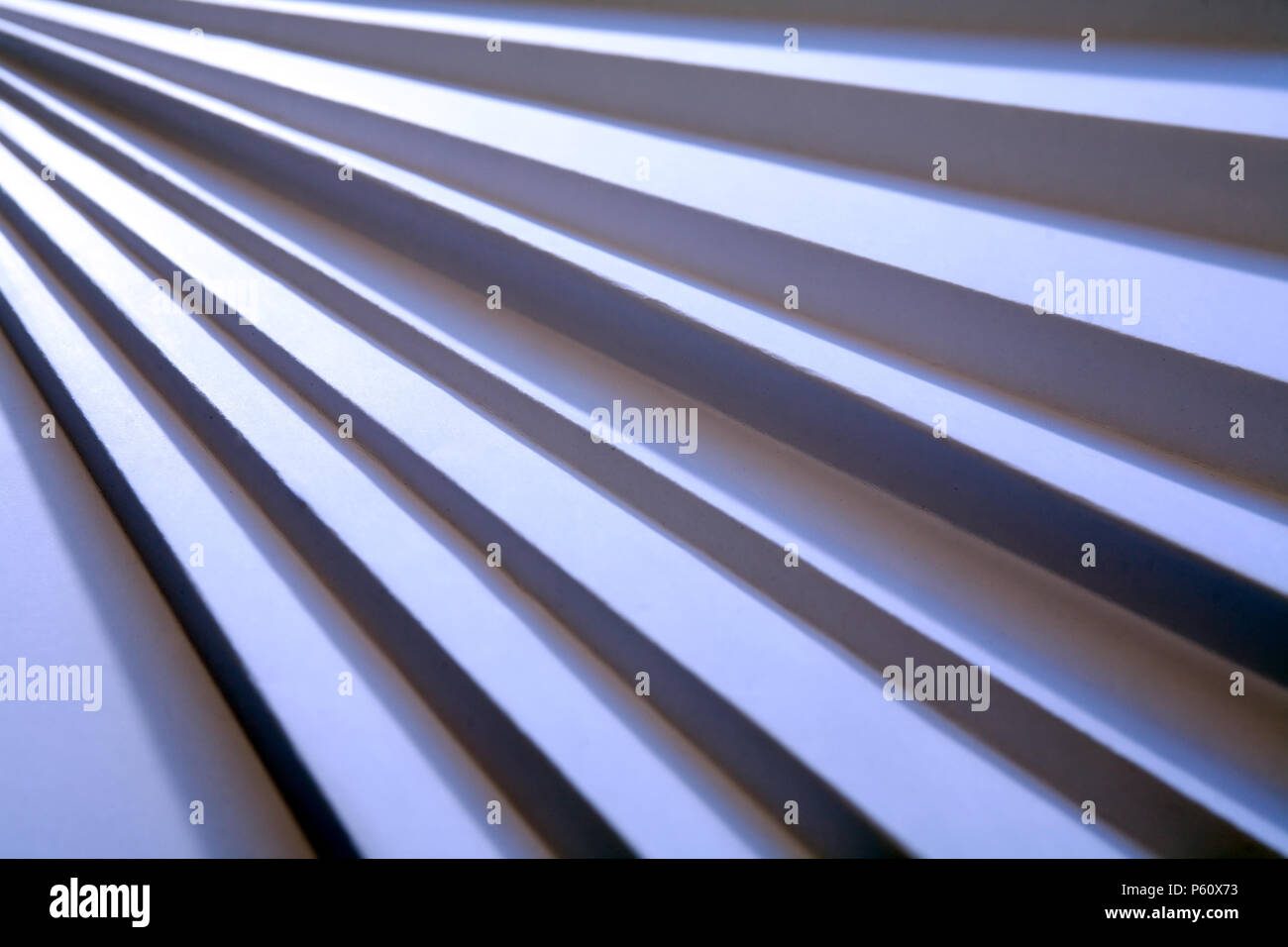 Nach oben Konzept. Treppe aus Papier unter Lichtstrahl Stockfoto