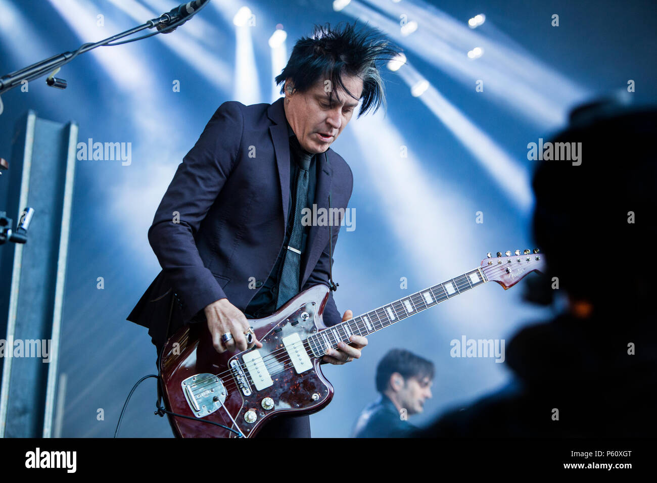 Norwegen, Bergen - Juni 12., 2018. Die US-amerikanische Rockband Queens of the Stone Age führt ein Live Konzert während der norwegischen Musik Festival Bergenfest 2018 in Bergen. Hier Gitarrist Troy Van Leeuwen ist live auf der Bühne gesehen. (Foto: Gonzales Foto - Jarle H. Moe). Stockfoto