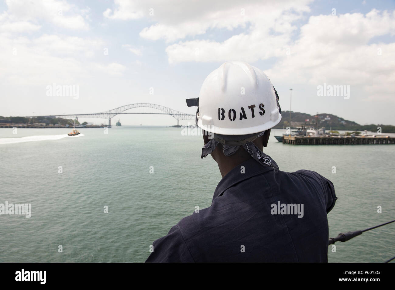 160404-N-MD 297-016 PANAMA CITY (4. April 2016) - der bootsmann Mate 1. Klasse Tyrone Williams, der Arleigh-burke-Klasse geführte Anti-raketen-Zerstörer USS Lassen (DDG82), blickt an der Brücke der Amerika als das Schiff fährt Panama City nach einem Hafen besuchen. Lassen derzeit zur Unterstützung der Operation Martillo, eine gemeinsame Operation mit der U.S. Coast Guard und Partner Nationen innerhalb der Flotte Verantwortungsbereich im Gange. Betrieb Martillo wird durch Joint Interagency Task Force Süd, zur Unterstützung des US Southern Command geführt. (U.S. Marine Foto von Mass Communication Specialist 2. Stockfoto