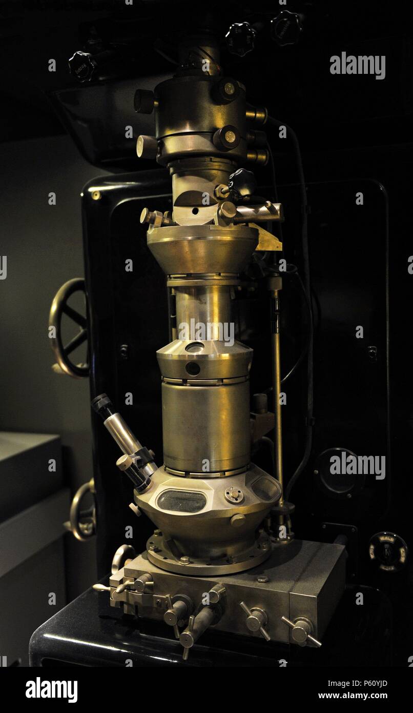 Elektronenmikroskop bilden die erste Serie von Siemens, 1939. Bei Siemens B.V. Bories und E. Ruska entwickelt, um den Apparat von 1937-1939. Das Mikroskop hat drei magnetische Linsen, eine Auflösung von etwa 3 Nanometer und eine Vergrößerung von ca. 3000. Deutschen Museum. München. Deutschland. Stockfoto