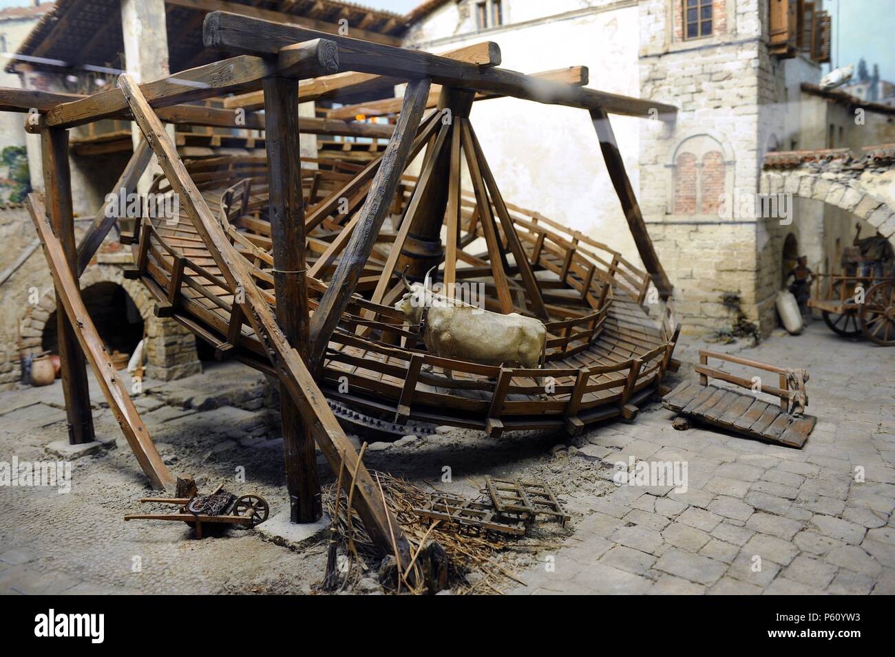 Ox Laufband, super Italien, Ca. 1600. Verwendet wurden Getreidemühlen zu fahren. Zwei Rinder können auf der schrägen Platte arbeiten. Die Tiere sind angeseilt und gezwungen, bis die Platte die ganze Zeit dabei die Platte entfernt unter ihnen einen hölzernen Gang System überträgt die Drehbewegung auf den Mühlstein im Gebäude drehen. Deutschen Museum. München. Deutschland. Stockfoto