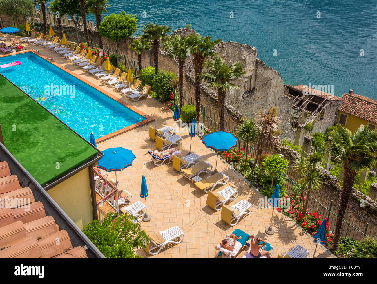 Hotel am Gardasee in Limone sul Garda, einer kleinen Stadt mit Blick auf den Gardasee Stockfoto