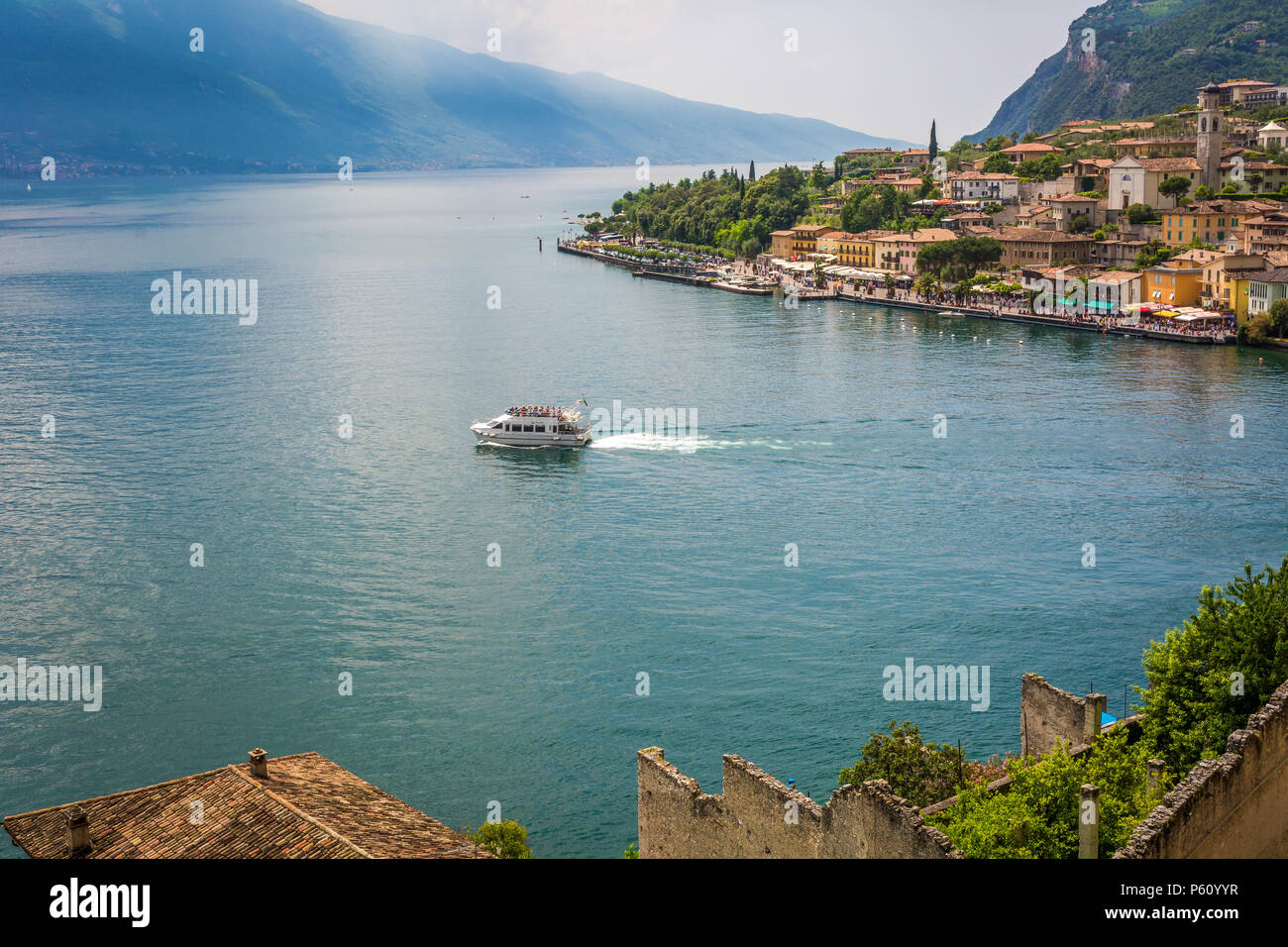 Den Gardasee. Blick über die Stadt und den Hafen von Limone sul Garda, Gardasee, Italienische Seen, Lombardei, Italien. Stockfoto