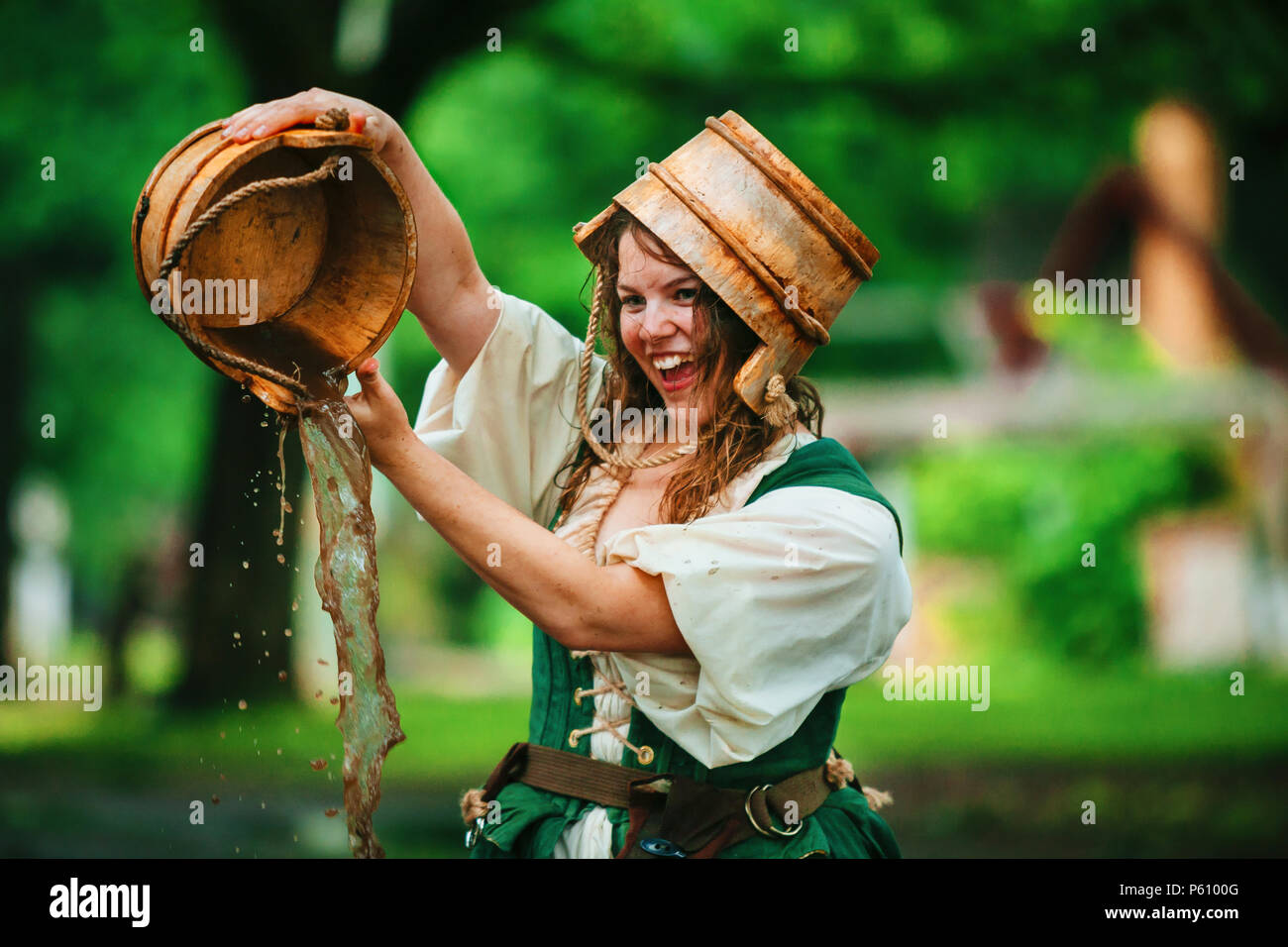 Eine Renaissance Faire Schauspieler Milchdienstmädchen schildert ihre spielerische Charakter Stockfoto