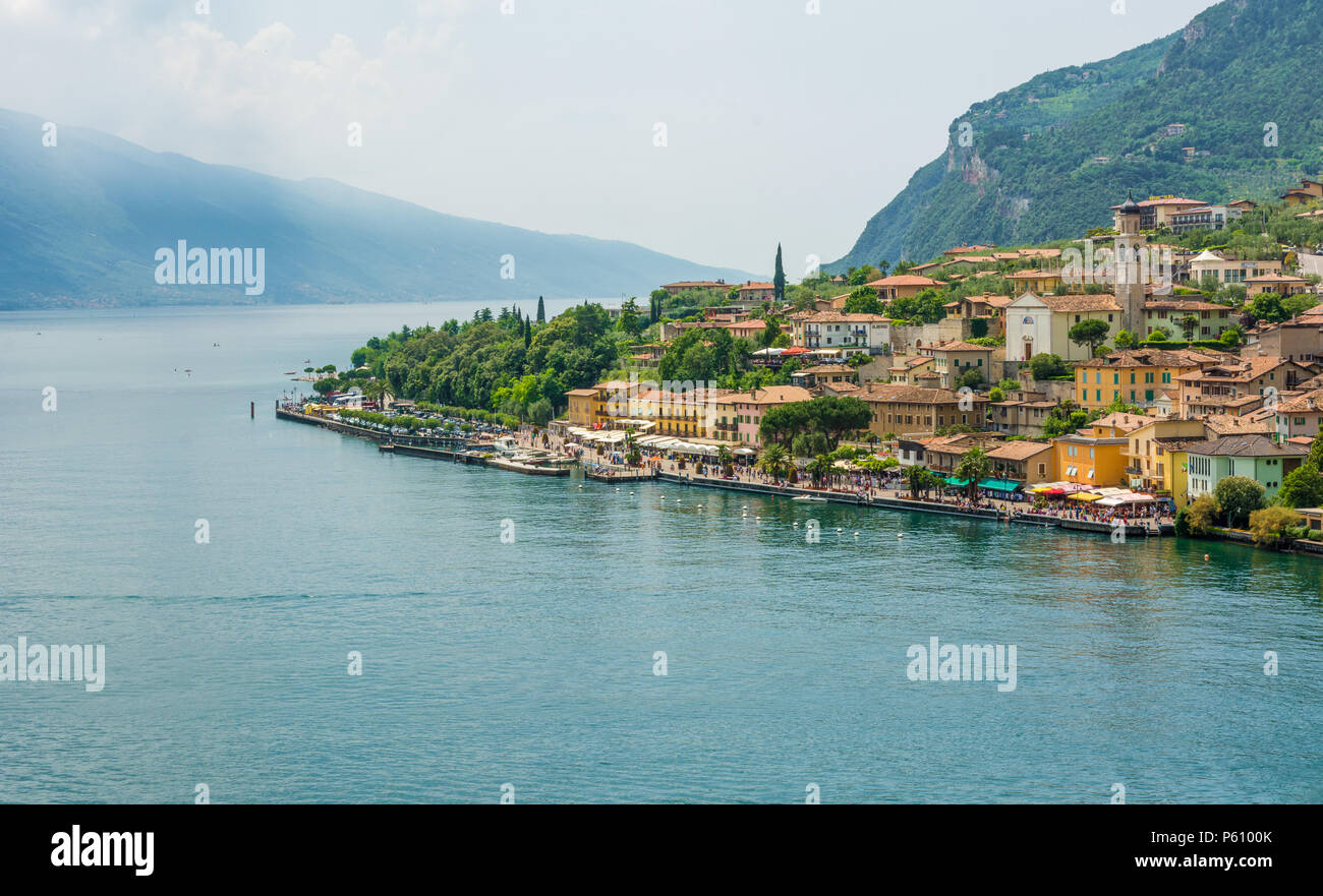 Den Gardasee. Blick über die Stadt und den Hafen von Limone sul Garda, Gardasee, Italienische Seen, Lombardei, Italien. Stockfoto