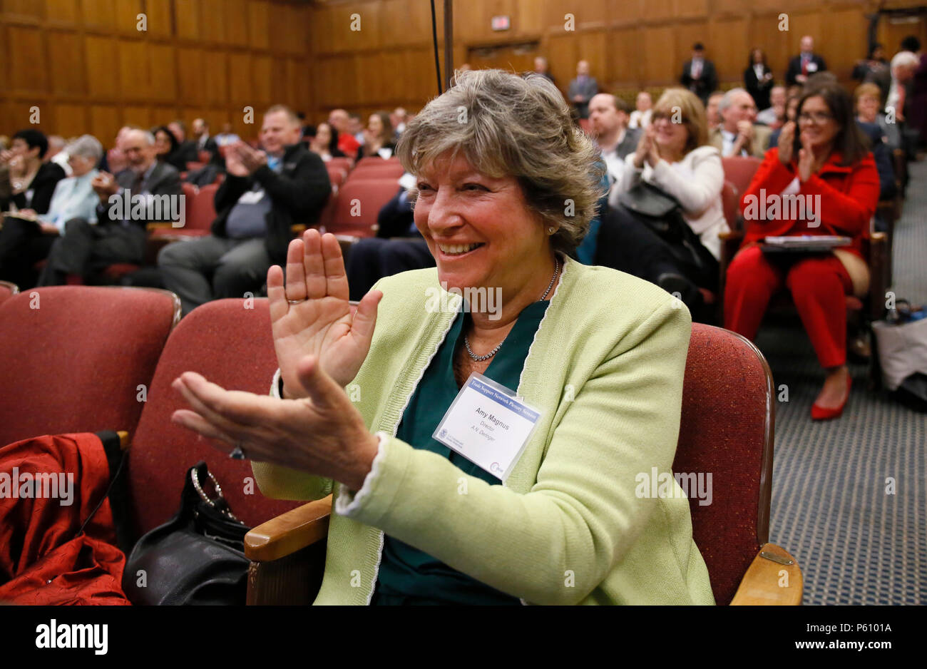 Amy Magnus von Zeit Denninger bietet Applaus nach US-amerikanischen Zoll- und Grenzschutzbehörden Kommissionsmitglied R. Gil Kerlikowske geliefert Bemerkungen zu einer Tagung der Trade Support Netzwerk im Jefferson Auditorium am US-Abt. der Landwirtschaft in Washington, D.C., den 6. April 2016. (CPB Fotos von Glenn Fawcett) Stockfoto