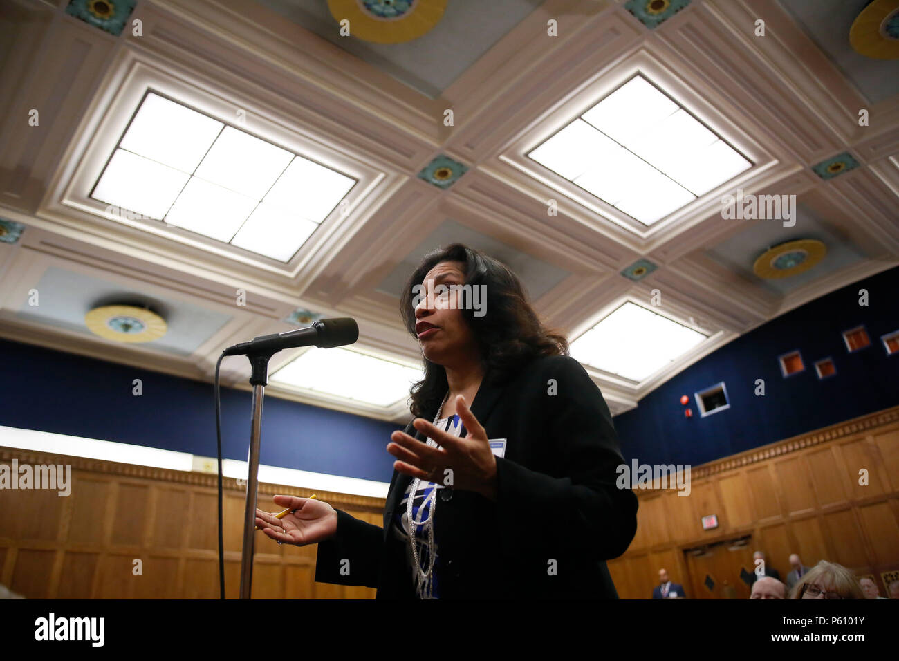 Fany Flores-Pastor von Compliance Lösungen stellt Fragen der US-amerikanischen Zoll- und Grenzschutzbehörden Kommissionsmitglied R. Gil Kerlikowske, nachdem er Erläuterungen zu einer Tagung der Trade Support Netzwerk im Jefferson Auditorium am US-Abt. der Landwirtschaft in Washington, D.C. geliefert, April 6, 2016. (CPB Fotos von Glenn Fawcett) Stockfoto