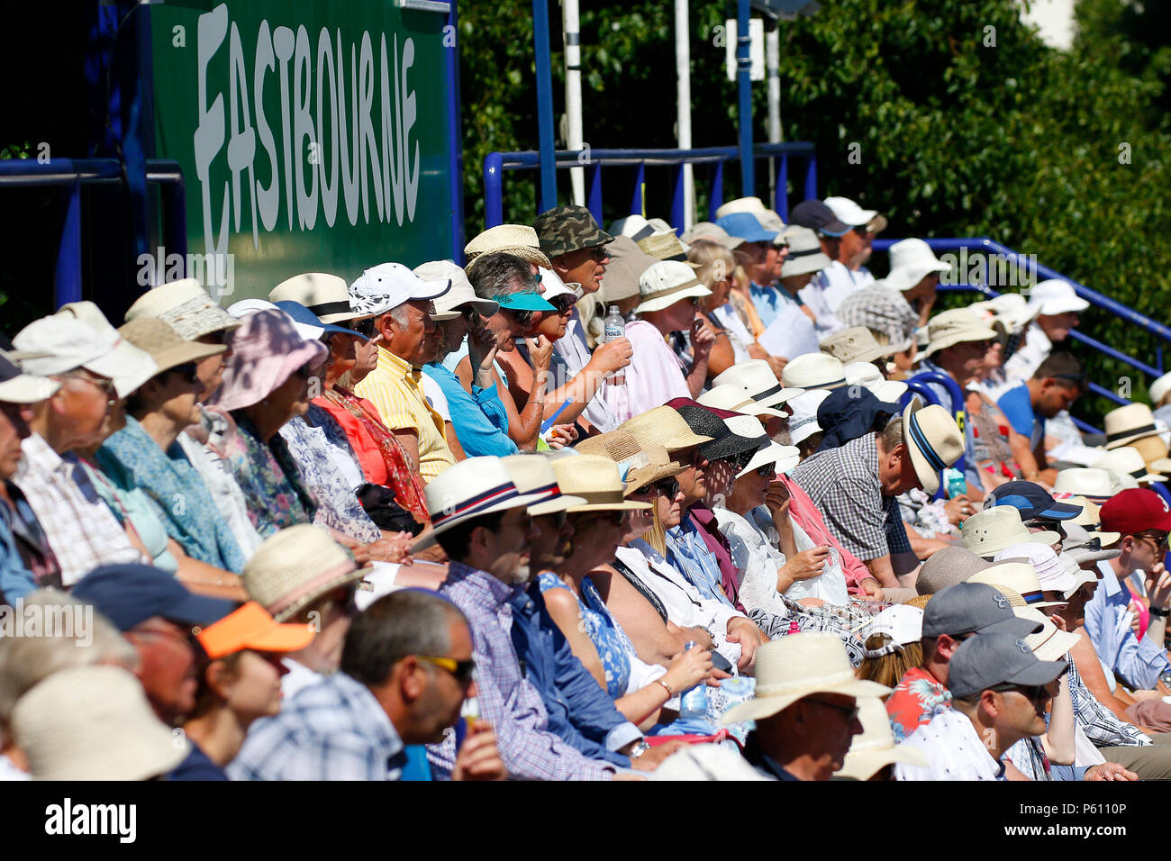 Devonshire Park, Eastbourne, Großbritannien. 27 Juni, 2018. Natur Tal International Tennis; Fans genießen die gleiche am Center Court Credit: Aktion plus Sport/Alamy leben Nachrichten Stockfoto