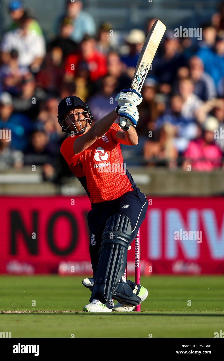 Edgbaston, Birmingham, Großbritannien. 27 Juni, 2018. Internationale Twenty20 Cricket, England und Australien; Jonny Bairstow von England Hits der letzten Kugel des Innings für 6 Credit: Aktion plus Sport/Alamy leben Nachrichten Stockfoto