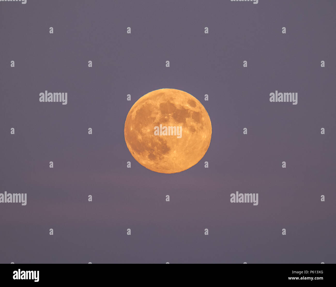 Fowey, Cornwall, UK. 27.Juni 2018. Uk Wetter. Die fast vollständige 'Strawberry' Mond, erhebt sich über dem Meer in Fowey bei Sonnenuntergang an diesem Abend. Credit: cwallpix/Alamy leben Nachrichten Stockfoto