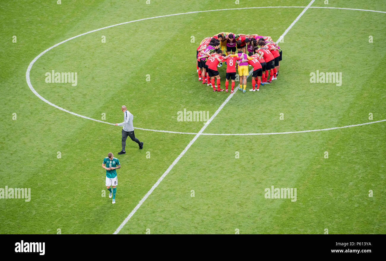 Kasan, Russland. 27 Juni, 2018. Toni Kroos (Deutschland) lässt sich die Tonhöhe nach dem Match GES/fussball/Wm 2018 Russland: Korea Republik - Deutschland, 27.06.2018 GES/fussball/fussball/WM 2018 Russland: Südkorea vs Deutschland, Kazan Juni 27, 2018 | Verwendung der weltweiten Kredit: dpa/Alamy leben Nachrichten Stockfoto