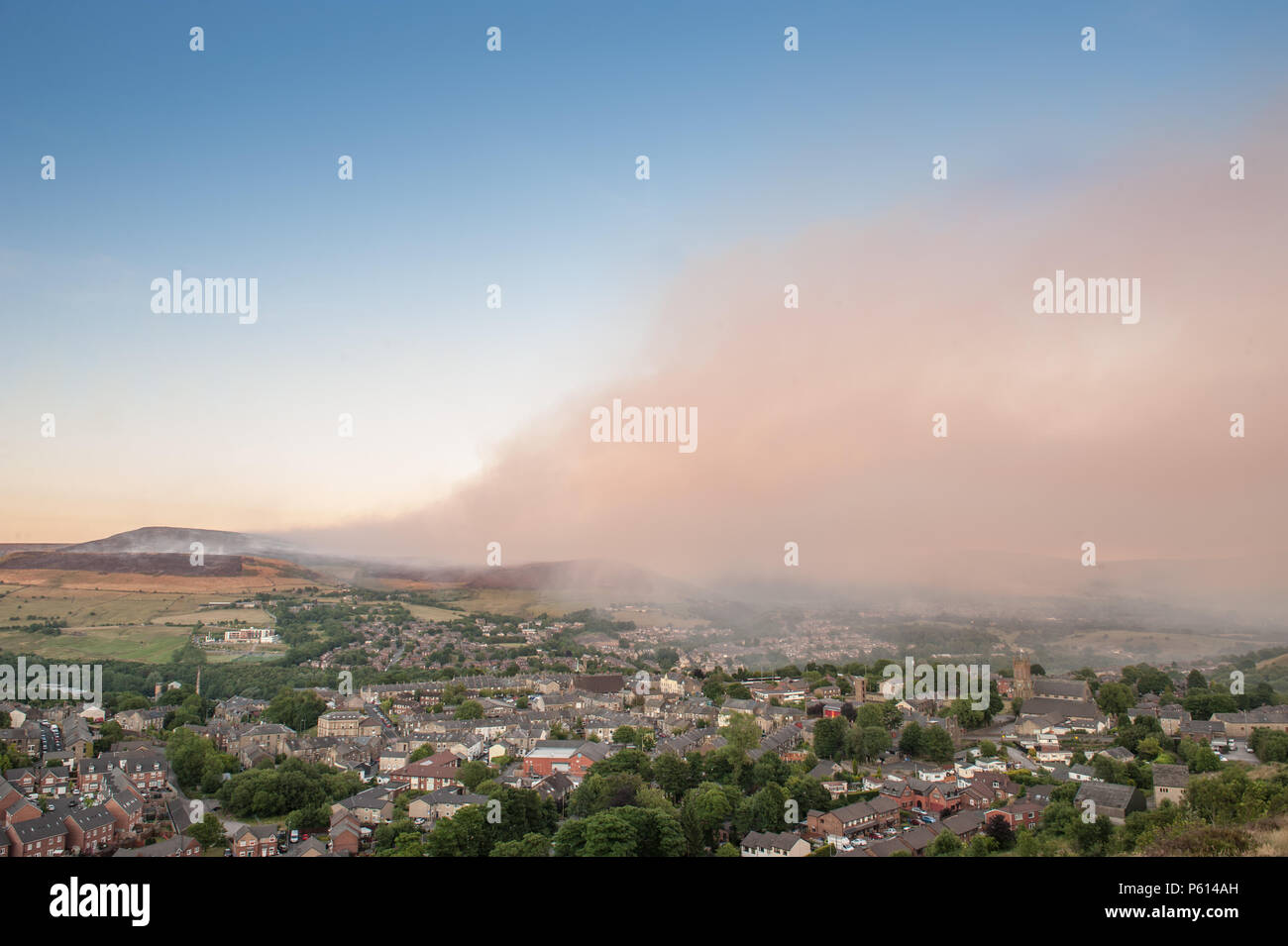 Saddleworth, Großbritannien. 27 Jun, 2018. Ein Moor Feuer weiter, bei der Goldenen Stunde auf den Hügeln bei Buckton Vale, Saddleworth zu brennen. Von der nahe gelegenen Dorf Mossley Greater Manchester gesehen. Quelle: Matthew Wilkinson/Alamy leben Nachrichten Stockfoto