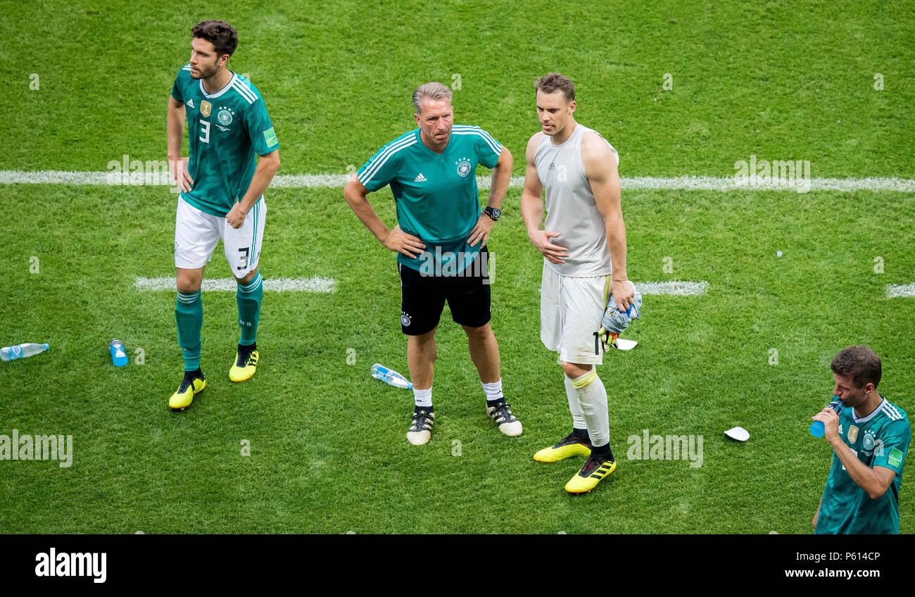 Kasan, Russland. 27 Juni, 2018. Jonas Hector, Torwart Trainer Andreas (Andy) Koepke und Torhüter Manuel Neuer (alle Deutschland) sind nach dem Spiel auf dem Feld GES/fussball/Wm 2018 Russland: Korea Republik - Deutschland, 27.06.2018 GES/fussball/fussball/WM 2018 Russland: Südkorea vs Deutschland, Kazan Juni 27, 2018 | Verwendung der weltweiten Kredit: dpa/Alamy Leben Nachrichten betäubt Stockfoto