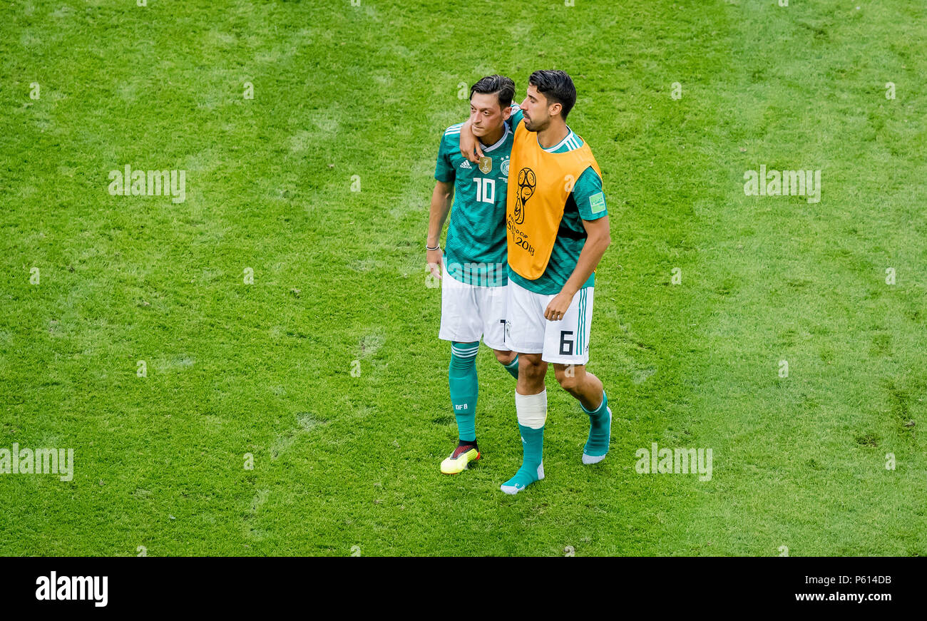 Kasan, Russland. 27 Juni, 2018. Sami Khedira und Mesut Oezil (beide Deutschland) lassen Sie GES/fussball/WM 2018 Nach dem Spiel fassungslos Russland: Korea Republik - Deutschland, 27.06.2018 GES/fussball/fussball/WM 2018 Russland: Südkorea Deutschland, Kazan Juni 27, 2018 | Verwendung der weltweiten Kredit vs: dpa/Alamy leben Nachrichten Stockfoto