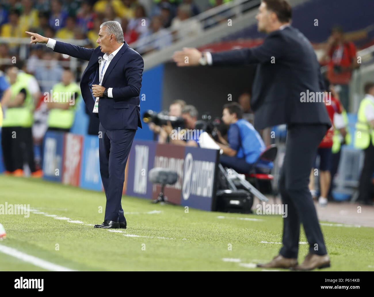 Moskau, Russland. 27 Juni, 2018. Head Coach Tite (L) von Brasilien und Haupttrainer Mladen Krstajic Serbiens geben Anweisungen an die Spieler während der FIFA WM 2018 Gruppe E Übereinstimmung zwischen Brasilien und Serbien in Moskau, Russland, 27. Juni 2018. Brasilien gewann 2:0 und den Umlauf von 16 Erweiterte. Quelle: Cao kann/Xinhua/Alamy leben Nachrichten Stockfoto