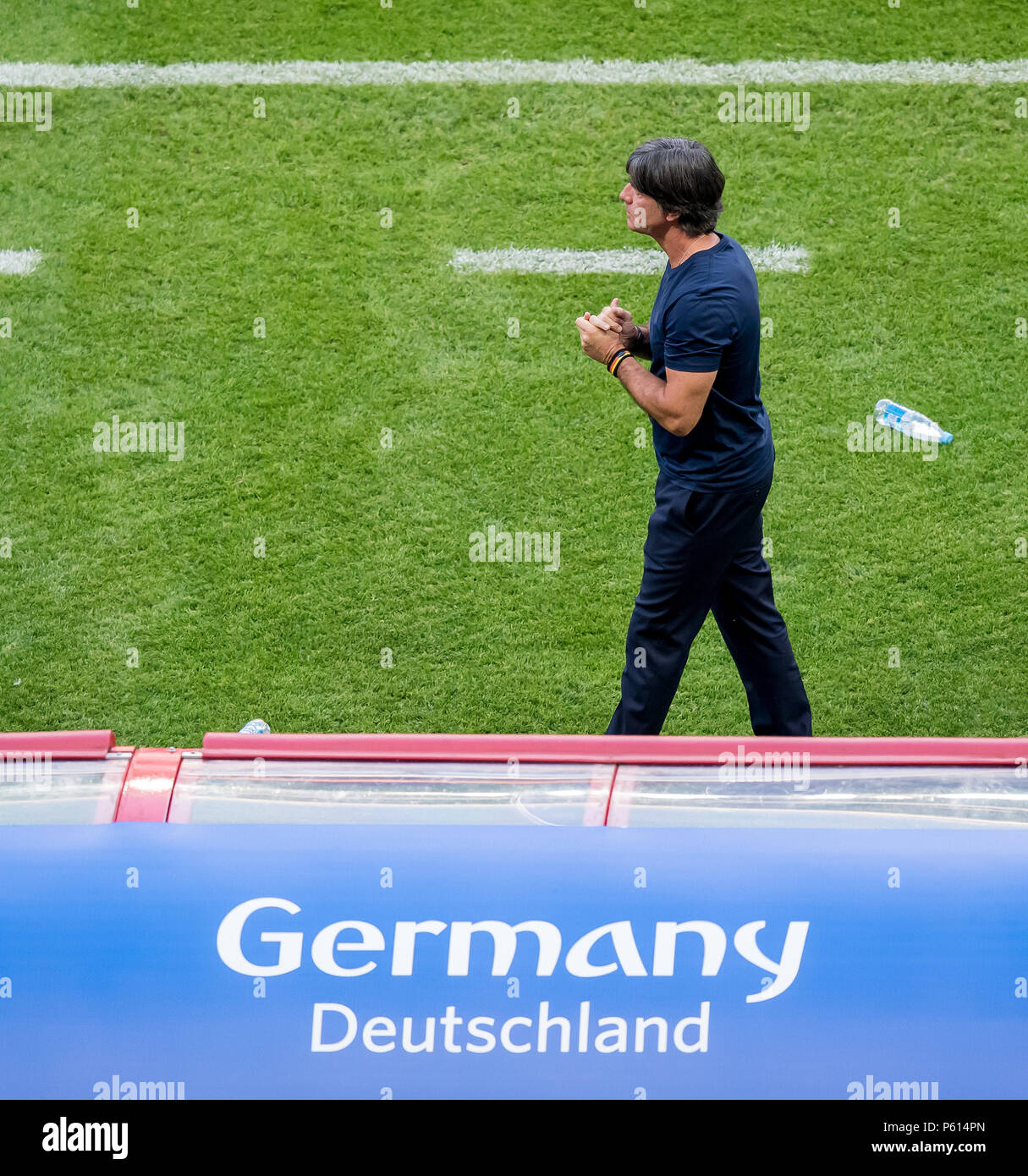 Kasan, Russland. 27 Juni, 2018. Bundescoach/Trainer Joachim (Jogi) Löw (Deutschland) nachdenklich GES/fussball/Wm 2018 Russland: Korea Republik - Deutschland, 27.06.2018 GES/fussball/fussball/WM 2018 Russland: Südkorea vs Deutschland, Kazan Juni 27, 2018 | Verwendung der weltweiten Kredit: dpa/Alamy leben Nachrichten Stockfoto