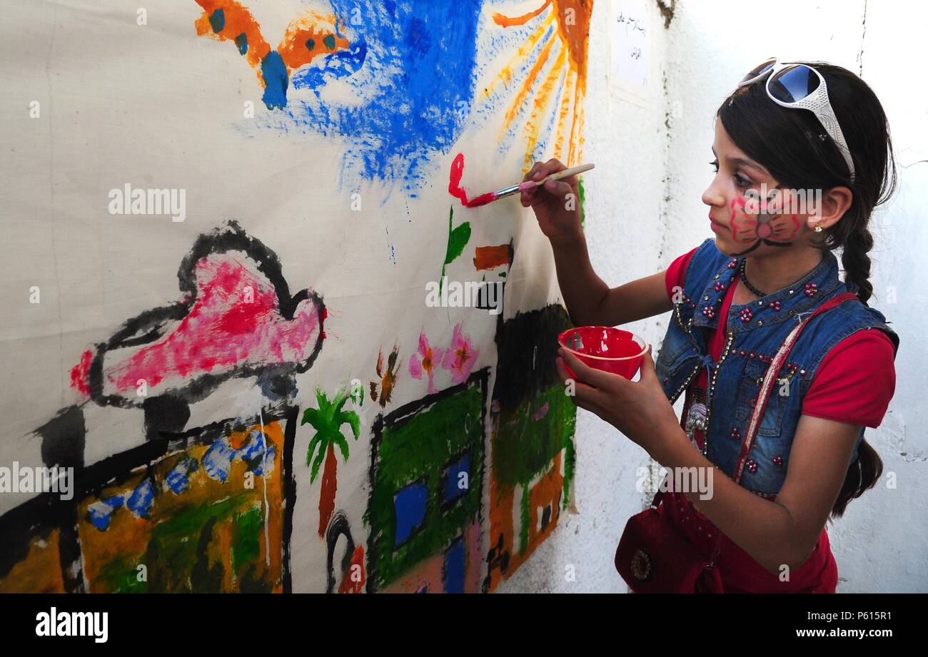 Damaskus, Syrien. 27 Juni, 2018. Ein Mädchen lehnt sich an eine Wand während ein Festival namens "Der Schein versammelt uns am Tishreen Park in Damaskus, der Hauptstadt von Syrien, am 27. Juni 2018. Das festival enthalten über 20 verschiedene Aktivitäten. Credit: Ammar Safarjalani/Xinhua/Alamy leben Nachrichten Stockfoto