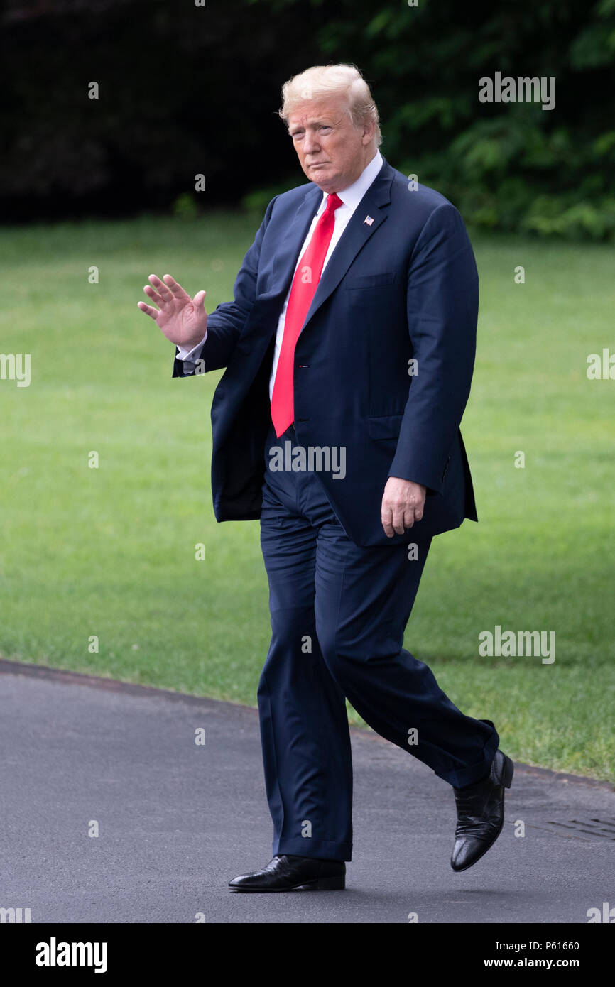 Präsidenten der Vereinigten Staaten Donald Trump boards Marine One, als er im Weißen Haus am 27. Juni 2018 in Washington, DC, fährt. Credit: Alex Edelman/CNP/MediaPunch Stockfoto