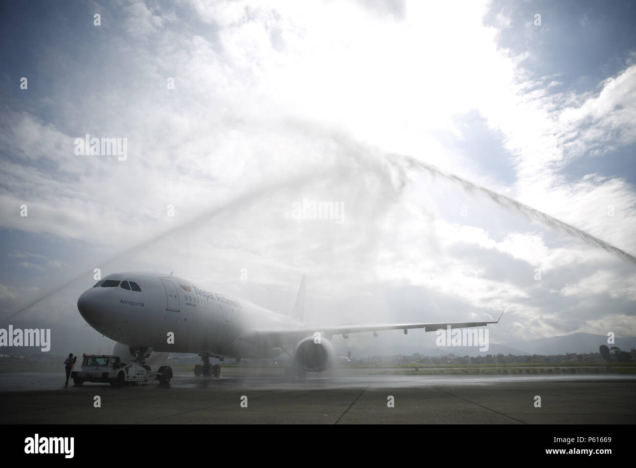 Kathmandu, Nepal. 28 Juni, 2018. Eine neue erste langfristige Airbus A330 von Nepal Airlines Corporation in einem traditionellen Wasserwerfer salute an der Tribhuvan International Airport in Kathmandu, Nepal am 28. Juni 2018 begrüßt wird. Rolls-Royce Trent 700-Triebwerke für die neuen Flugzeuge. Credit: Skanda Gautam/ZUMA Draht/Alamy leben Nachrichten Stockfoto