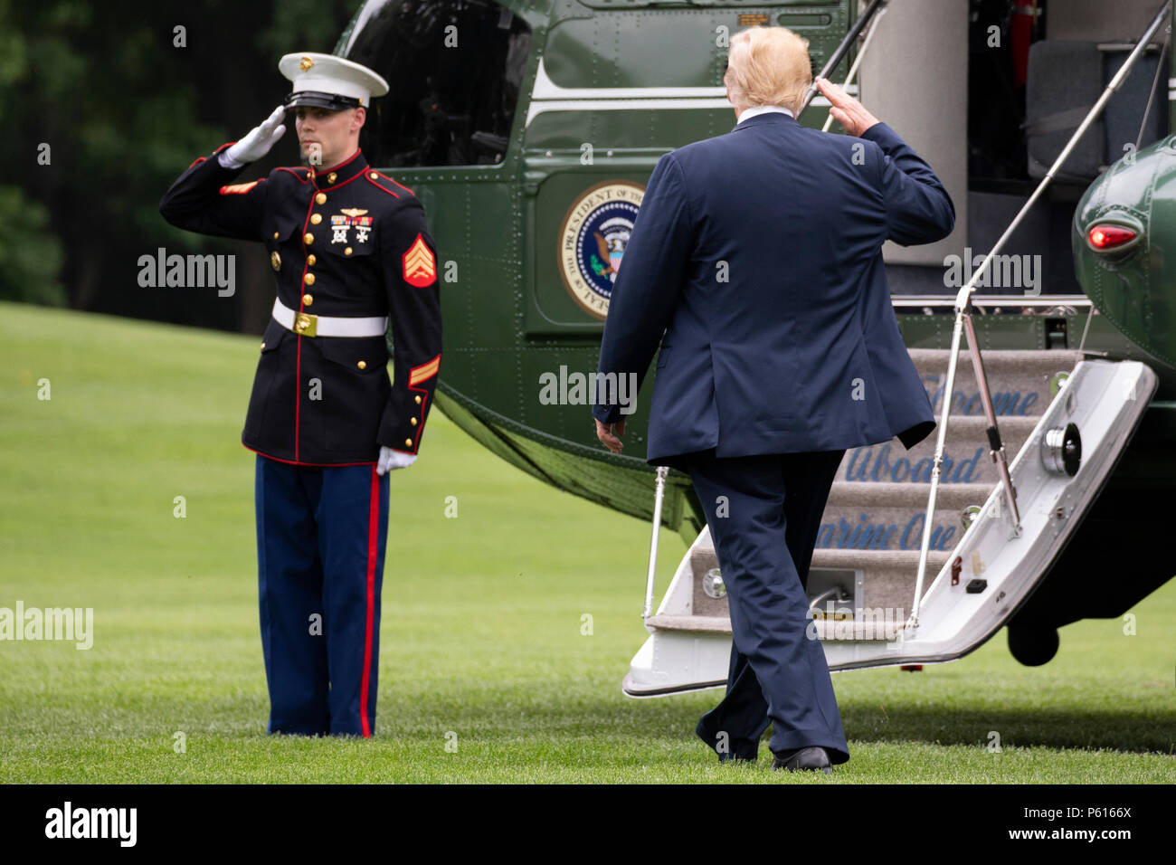 Präsidenten der Vereinigten Staaten Donald Trump boards Marine One, als er im Weißen Haus am 27. Juni 2018 in Washington, DC, fährt. Credit: Alex Edelman/CNP/MediaPunch Stockfoto