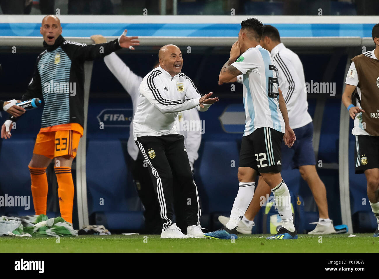 St. Petersburg, Russland. 26 Jun, 2018. Cristian Pavon von Argentinien spricht zu Argentinien Manager Jorge Abay während der 2018 FIFA World Cup Gruppe D Match zwischen Nigeria und Argentinien bei Sankt Petersburg Stadion am 26. Juni 2018 in Sankt Petersburg, Russland. (Foto von Daniel Chesterton/phcimages.com) Credit: PHC Images/Alamy leben Nachrichten Stockfoto