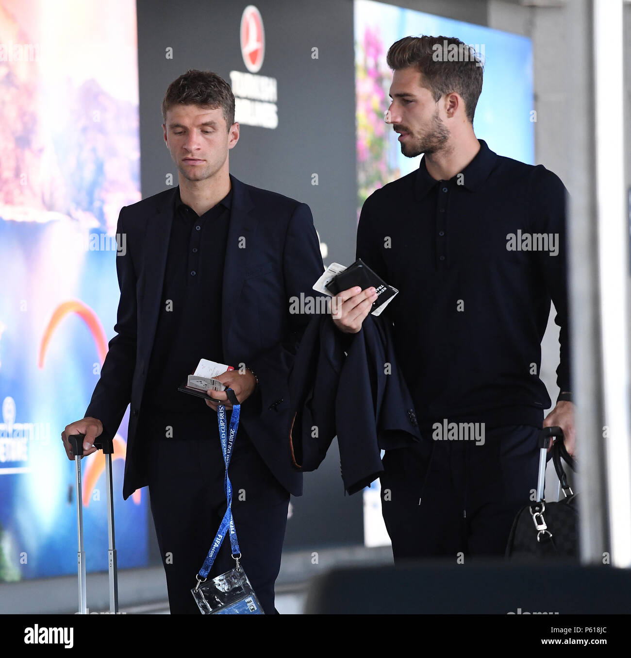 Vatutinki Russland 28 Juni 2018 Thomas Muller Deutschland Und Kevin Trapp Deutschland Auf Dem Weg Zum Flugzeug Ges Fussball Wm 2018 Russland Dfb Abfahrt Moskau 28 06 2018 Ges Fussball Fussball Wm 2018 Russland Dfb Abfahrt Aus Moskau 28