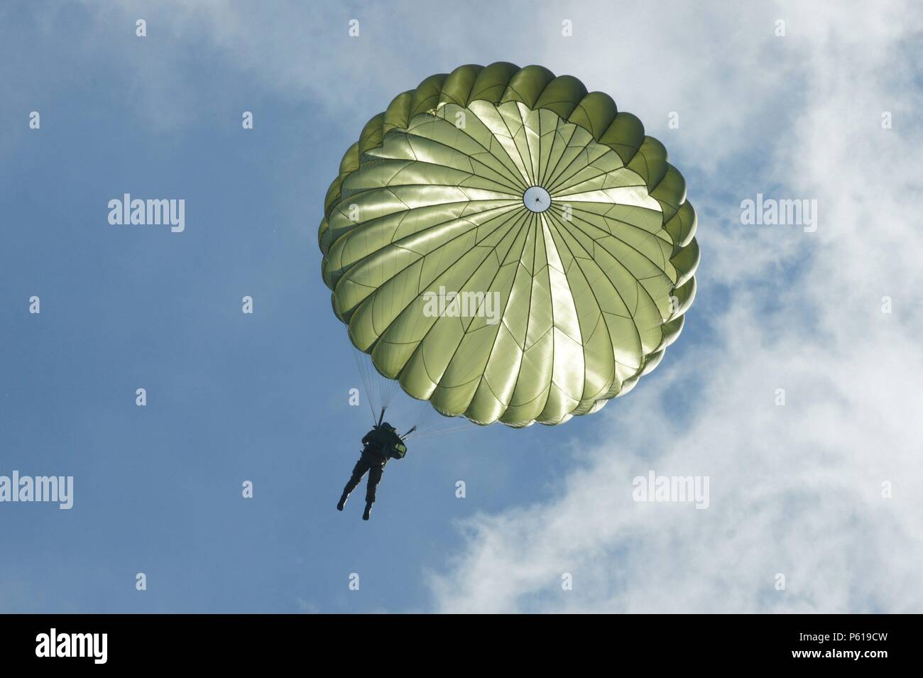 Düren, Deutschland. 20 Juni, 2018. Fallschirm springen Woche von Airborne Brigade 1 im Saarland. Vom Flughafen Saarbrücken Start, in Düren, in der Nähe von Saarlouis. Fallschirmspringer der 26 Fallschirmjäger Regiment mit T10 Regenschirm Art. | Verwendung der weltweiten Kredit: dpa/Alamy leben Nachrichten Stockfoto