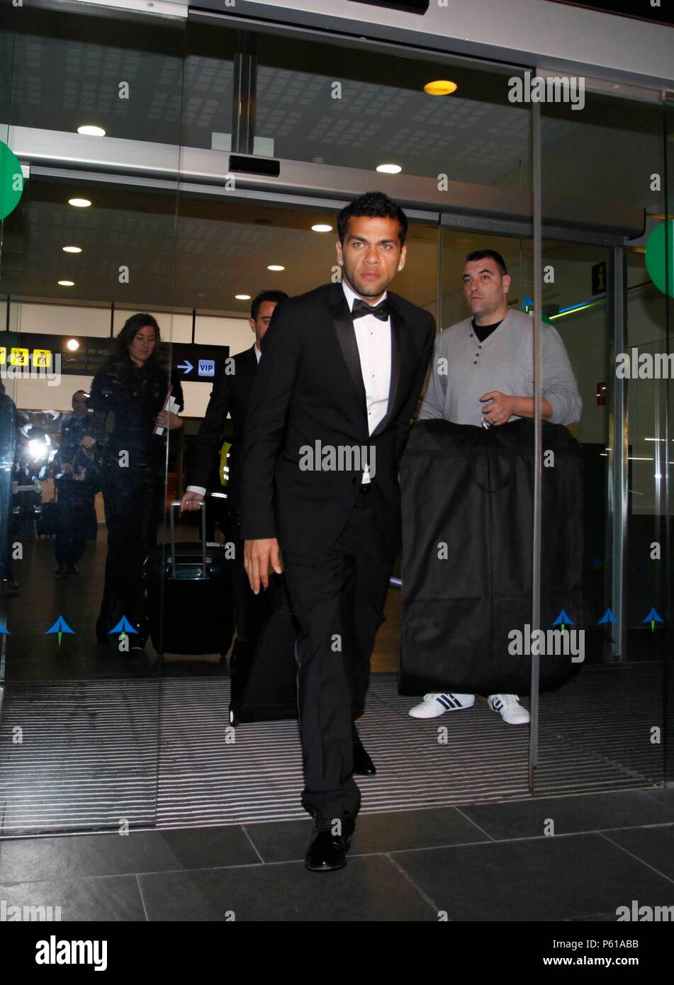 BARCELONA, Spanien - 7. Januar: Dani Alves von Barcelona und Brasilien bei Ankunft am Flughafen von Barcelona Prat nach der FIFA Ballon d'Or Preisverleihung am 7. Januar 2013 in Barcelona, Spanien 558 / Cordon drücken Sie LOS JUGADORES DEL BARCELONA EN EL AEROPUERTO DE BARCELONA football player Dani Alves erscheint, auch wieder in der Liste der Schuldner, die Geld an den spanischen Fiskus, deren Höhe 2,6 Millionen Euro Schulden Stockfoto