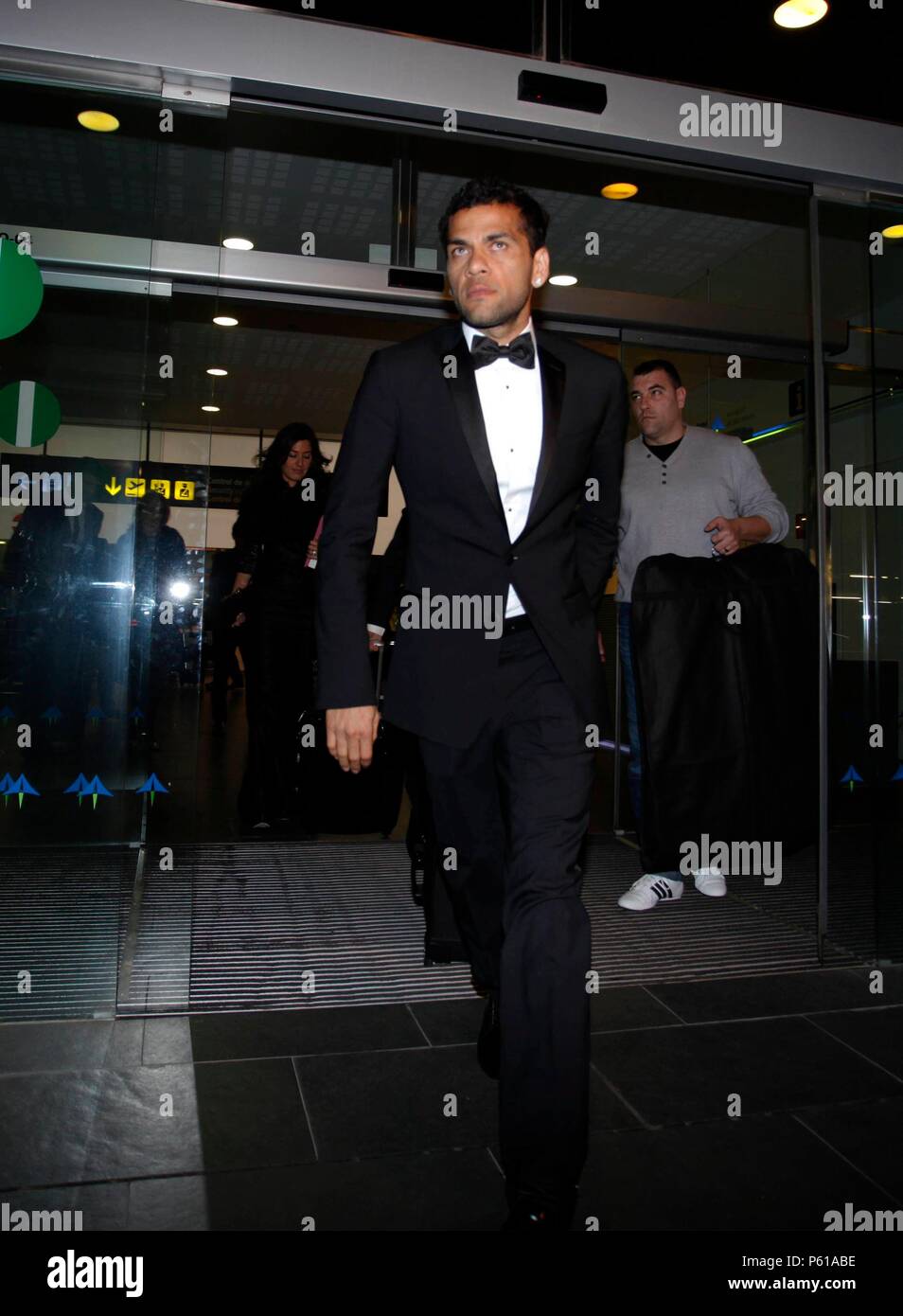 BARCELONA, Spanien - 7. Januar: Dani Alves von Barcelona und Brasilien bei Ankunft am Flughafen von Barcelona Prat nach der FIFA Ballon d'Or Preisverleihung am 7. Januar 2013 in Barcelona, Spanien 558 / Cordon drücken Sie LOS JUGADORES DEL BARCELONA EN EL AEROPUERTO DE BARCELONA football player Dani Alves erscheint, auch wieder in der Liste der Schuldner, die Geld an den spanischen Fiskus, deren Höhe 2,6 Millionen Euro Schulden Stockfoto