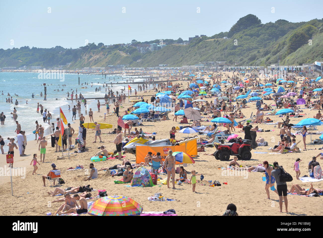 Bournemouth, Dorset, Großbritannien, 2018 Hitzewelle. Menschen am Sandstrand an der Südküste von England bei heißem Wetter. Stockfoto