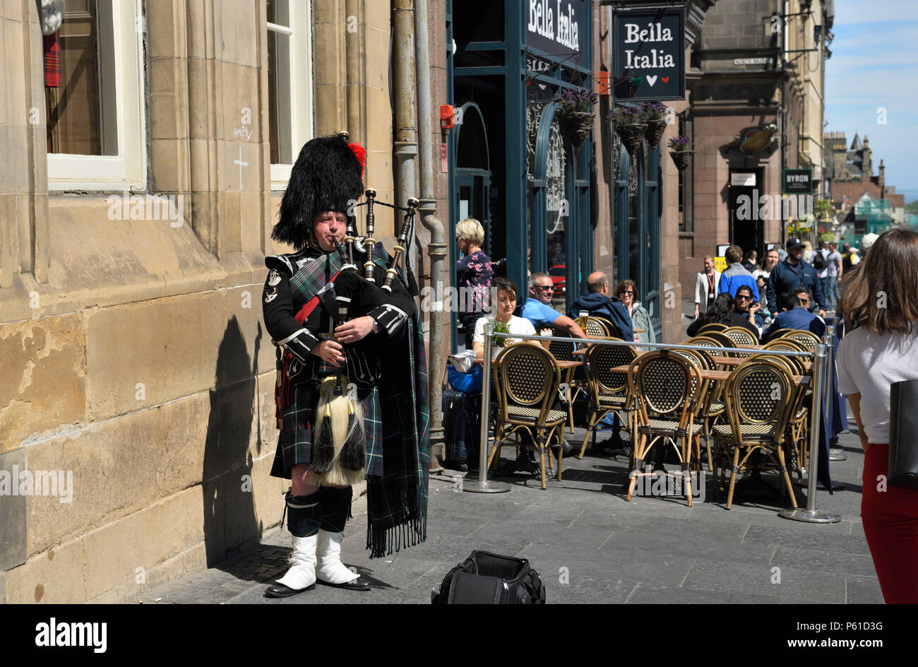 Schottische Dudelsackpfeifer in tartan Kilt Dudelsack spielen auf der Royal Mile in Edinburgh für Touristen in Schottland Stockfoto