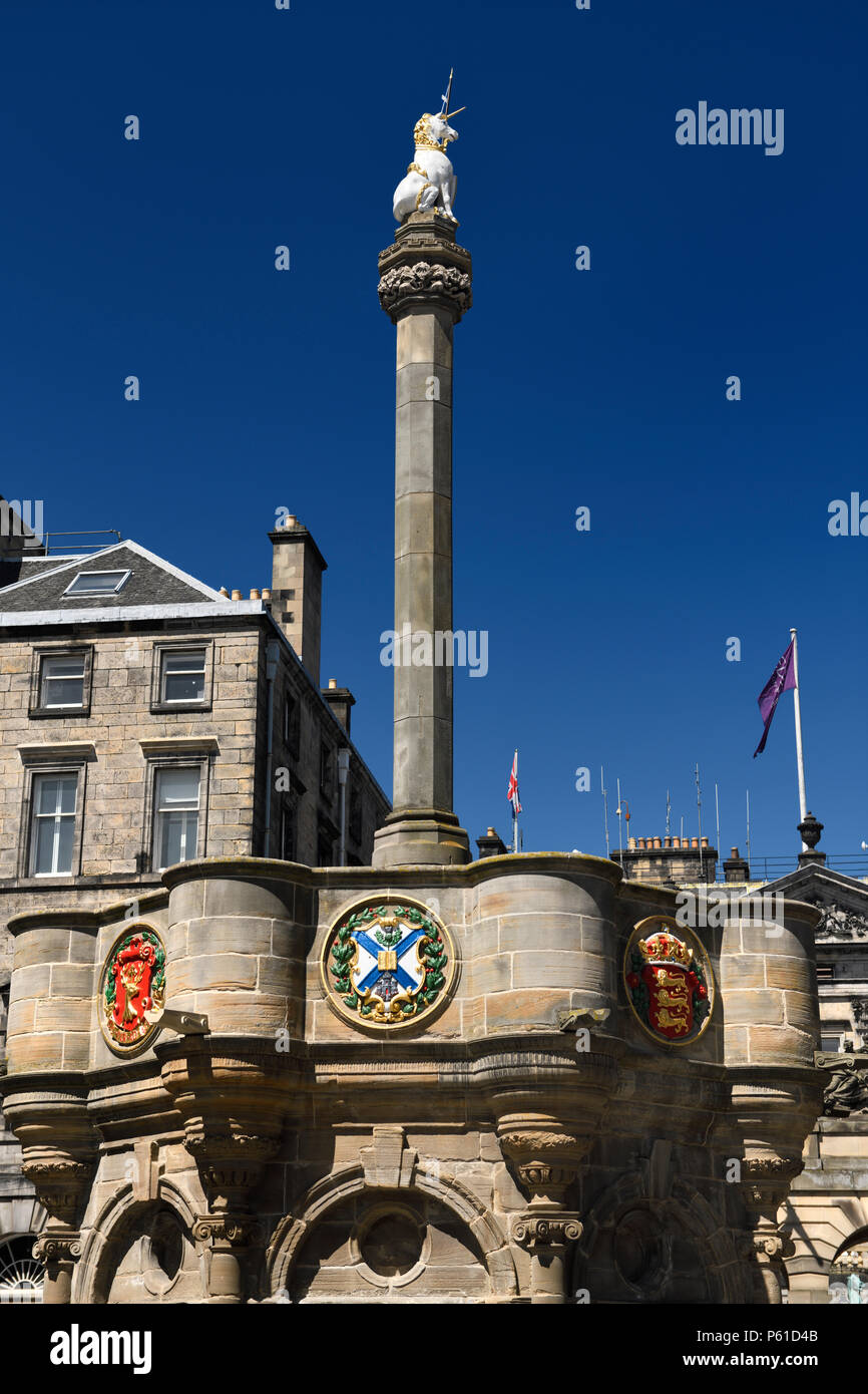 Mercat Cross mit Royal Einhorn in der Altstadt von Edinburgh im Parlament Platz auf der Royal Mile, Schottland, Vereinigtes Königreich Stockfoto