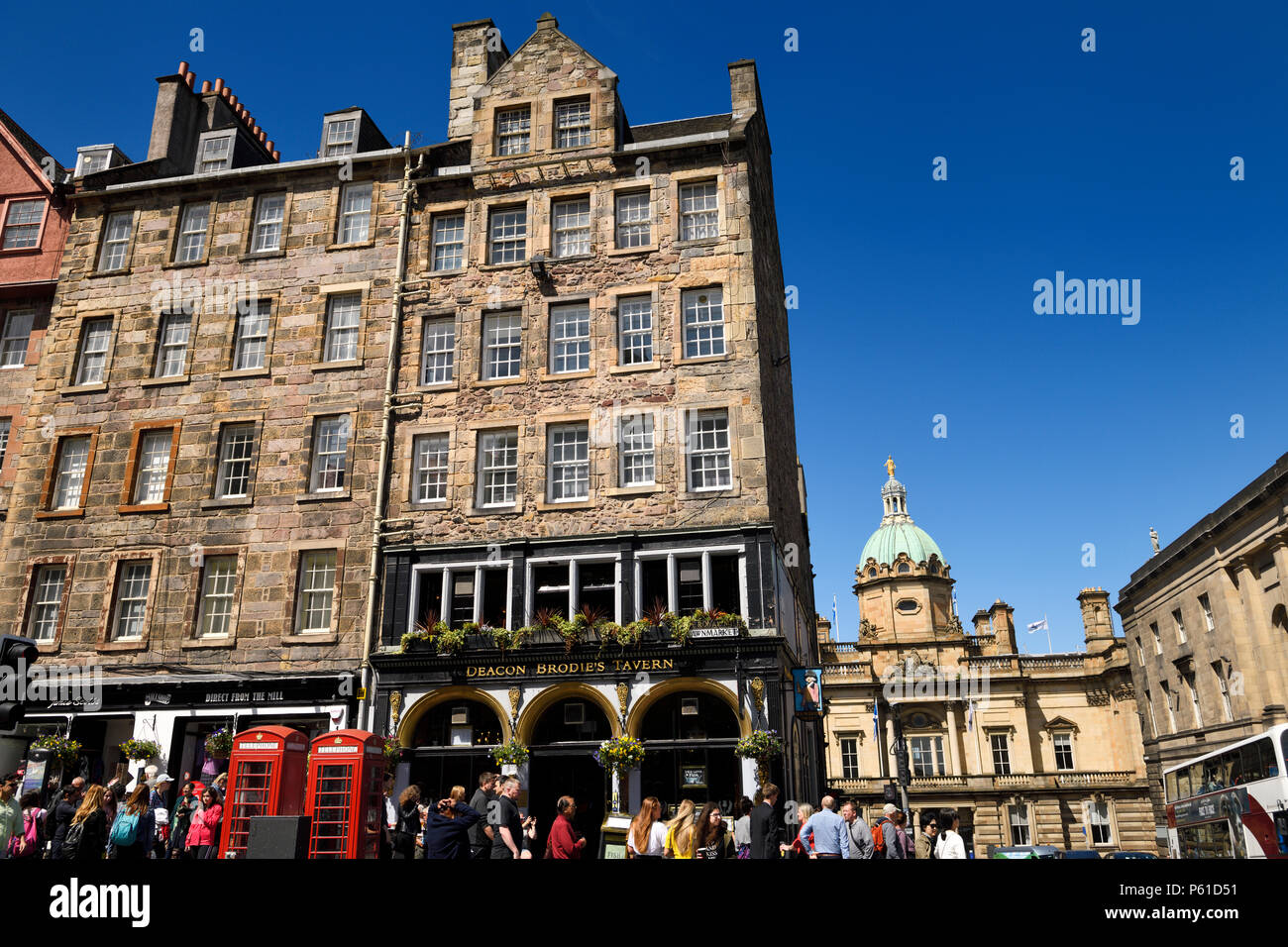 Masse von Touristen und historischen Hochhaus Stein Gebäuden auf der Royal Mile in der Altstadt von Edinburgh Schottland Großbritannien Stockfoto