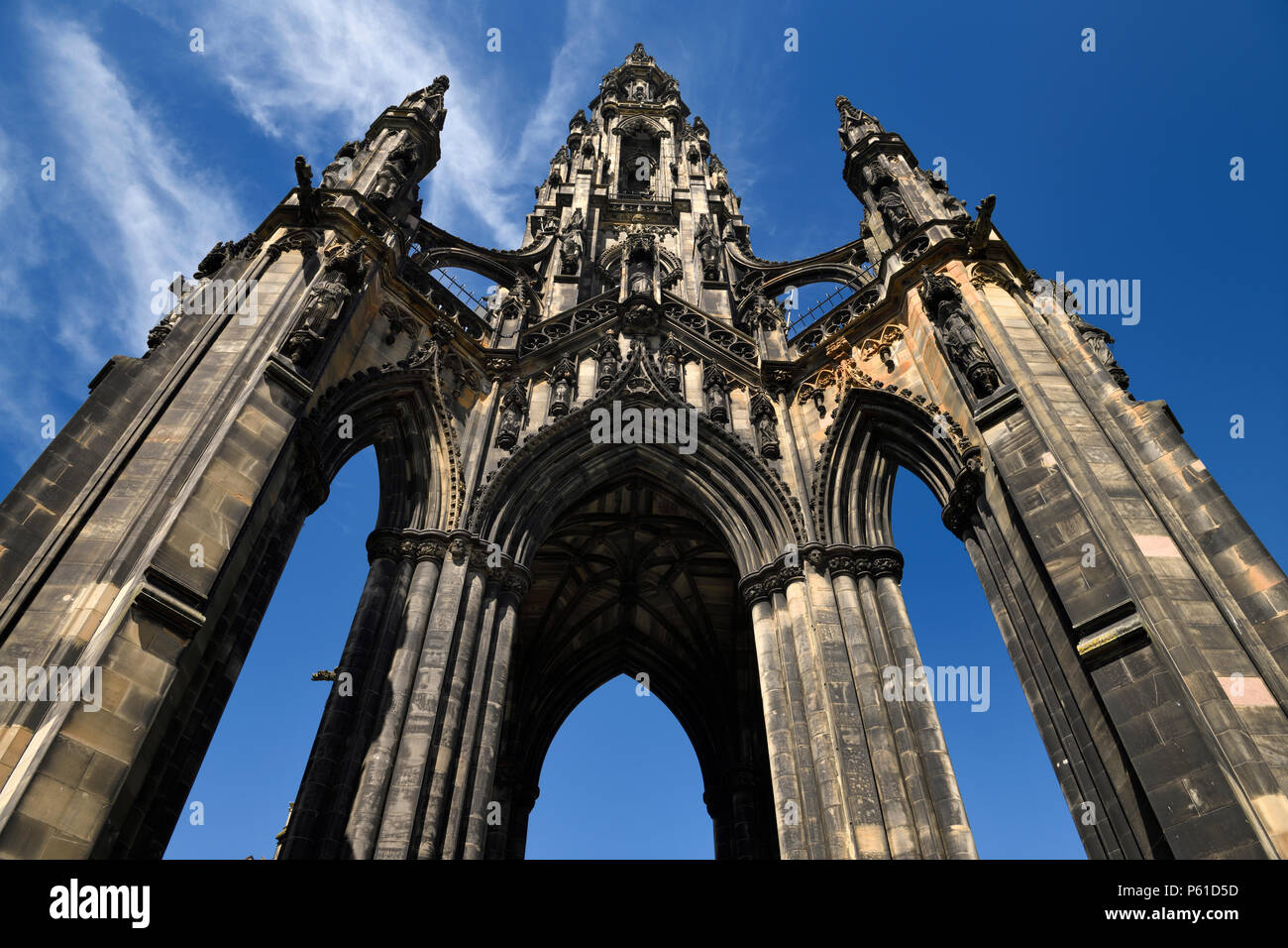 Bis auf den Ruß gebeizt Steine des Sir Walter Scott Monument der Viktorianischen gotische Architektur in Edinburgh Schottland Großbritannien mit blauem Himmel Stockfoto