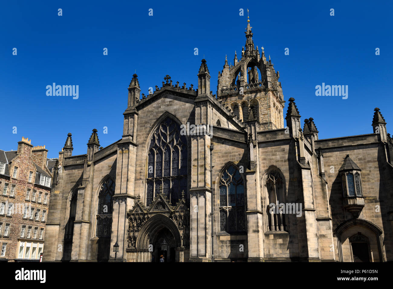 West Fassade von St. Giles Kathedrale mit Krone Kirchturm im Parlament Platz an der Royal Mile von Edinburgh Schottland Großbritannien unter blauem Himmel Stockfoto