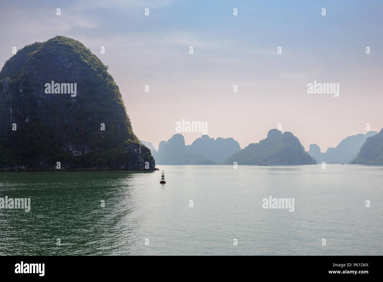 Der Kanal nördlich der Insel Cat Ba, Ha Long Bay, Quang Ninh, Vietnam Stockfoto