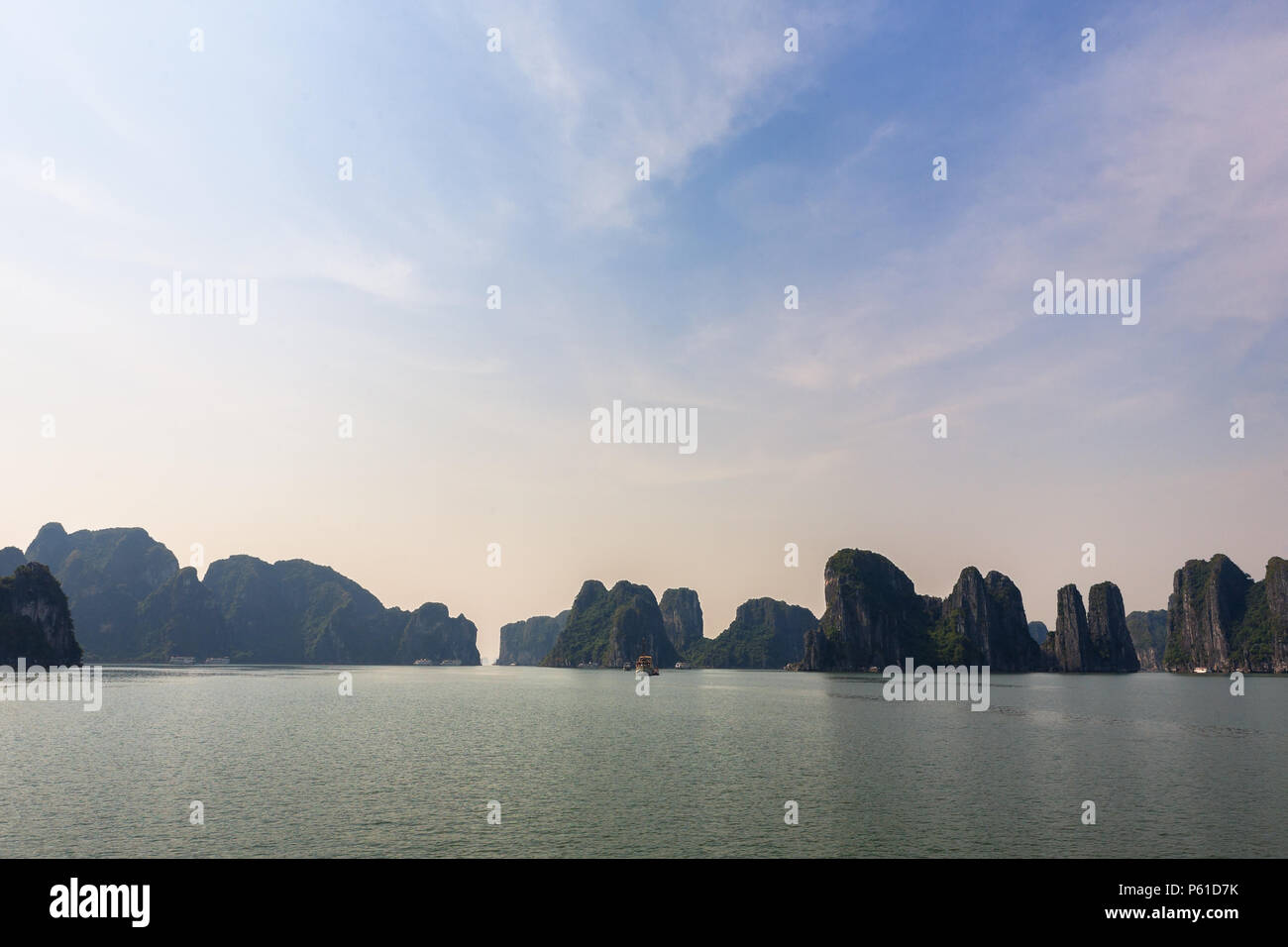 Der Kanal nördlich der Insel Cat Ba, Ha Long Bay, Quang Ninh, Vietnam Stockfoto