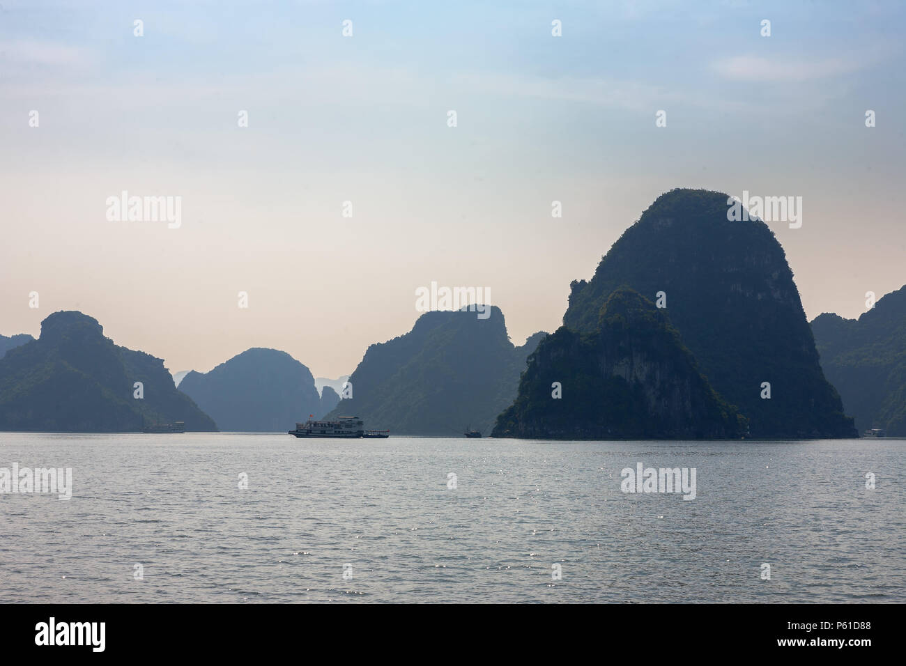 Der Kanal nördlich der Insel Cat Ba, Ha Long Bay, Quang Ninh, Vietnam Stockfoto