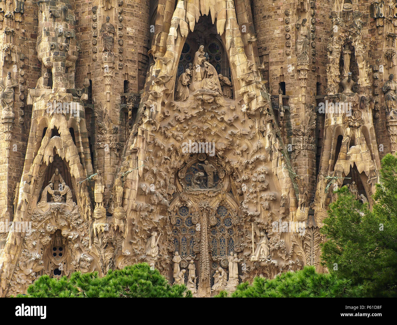 Barcelona, Spanien - Skulpturen und Details an der Fassade der berühmten Kathedrale Sagrada Familia Stockfoto